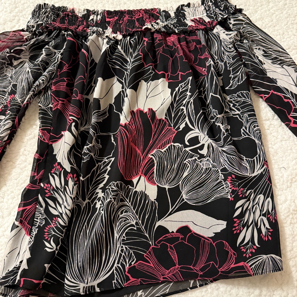 ⭐️ 3/$20 White House Black Market outlet Floral Off-Shoulder Blouse size small - Picture 6 of 6
